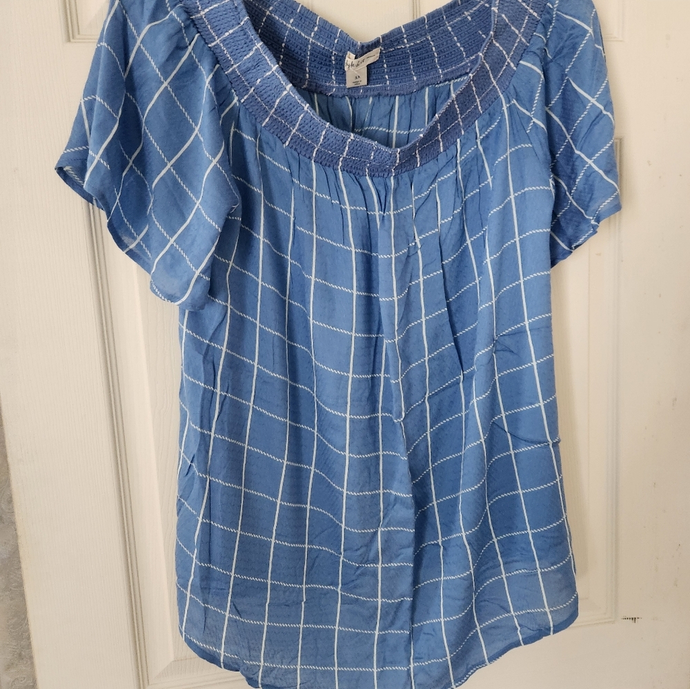 Women's NWT off-the-shoulder summer top.